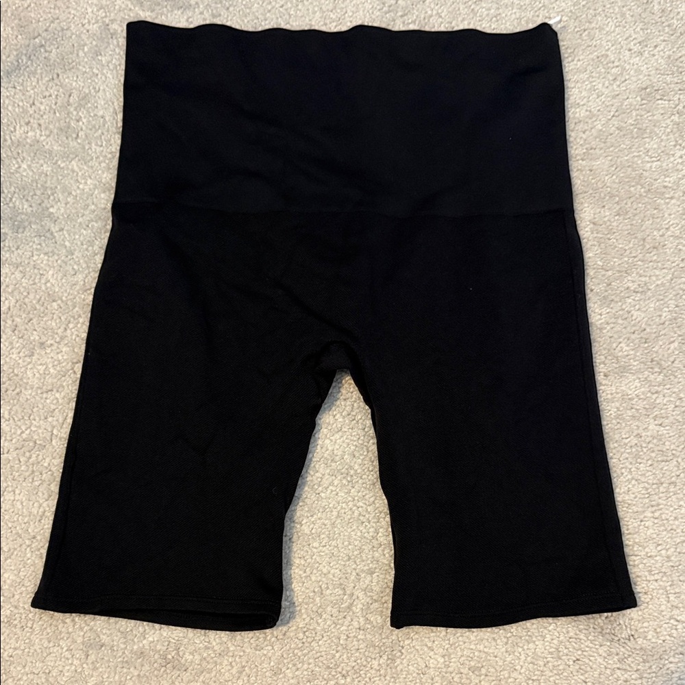 SPANX M black mid thigh short